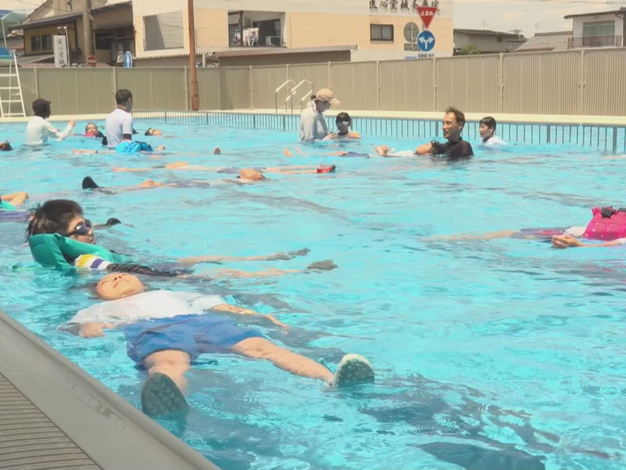 高山市の小学校では、夏休みを前に着衣水泳の授業が行われました。 高山市総和町の西...