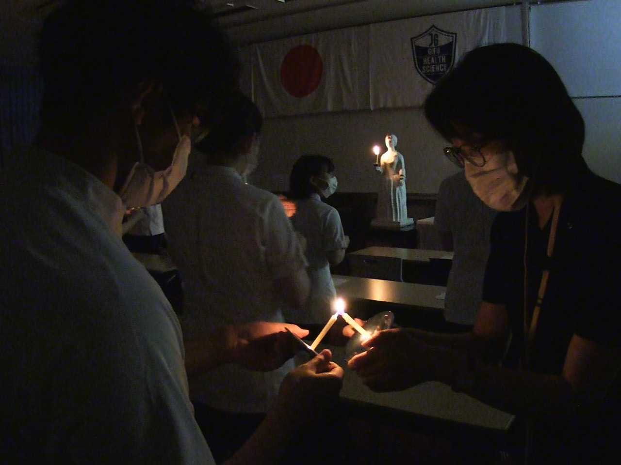 岐阜市の岐阜保健大学で20日、看護実習を控える3年生の宣誓式があり、責任感と決意...