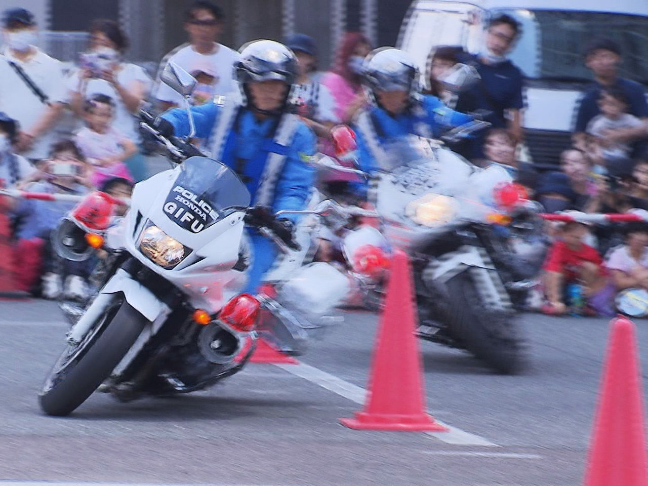 警察官の仕事に親しんでもらうイベントが22日、県警本部で開かれました。 「夏休み...