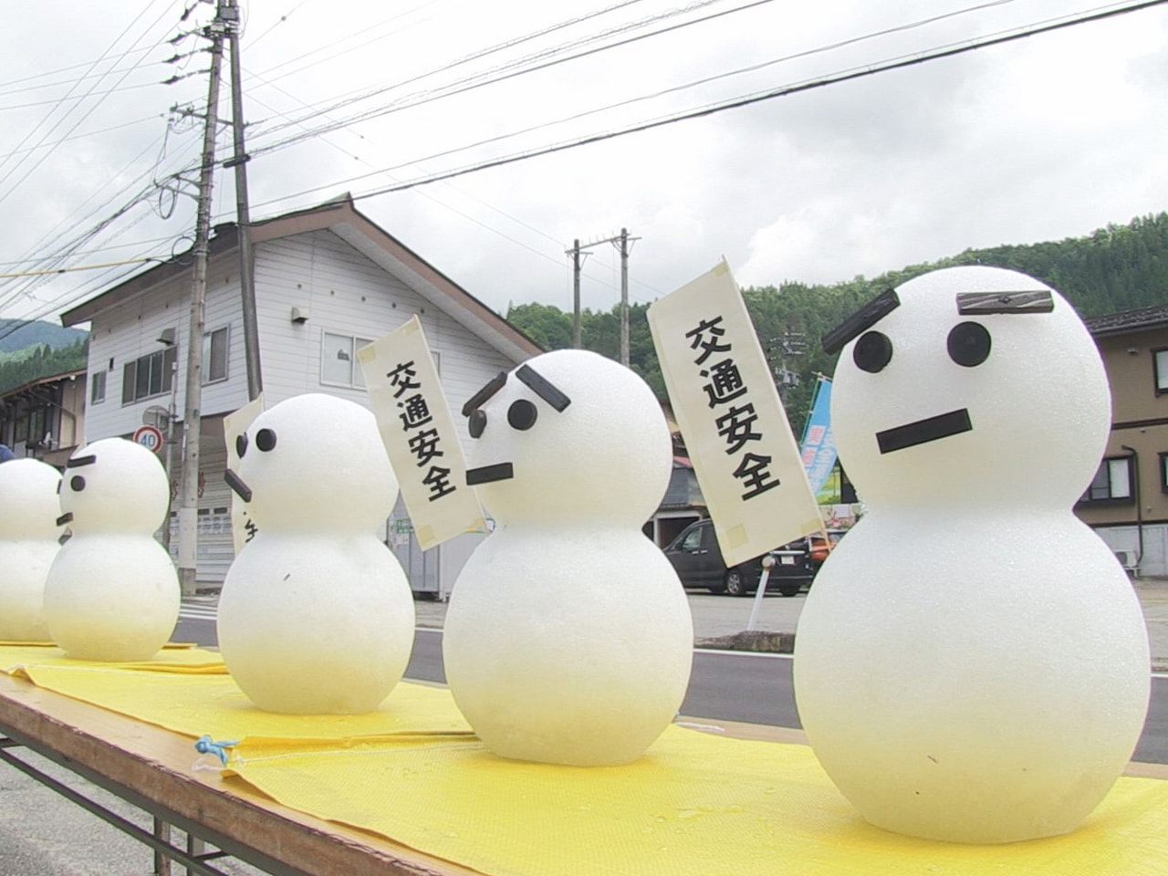 夏の交通安全県民運動に合わせ、ことしも飛騨市河合町で、交通安全を呼び掛ける雪だる...