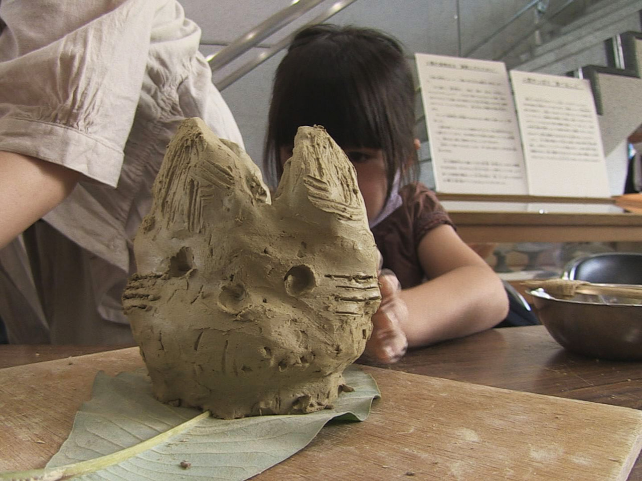 高山市で22日、夏休み恒例の縄文土器づくり講座が開かれ、子どもたちが土器づくりに...