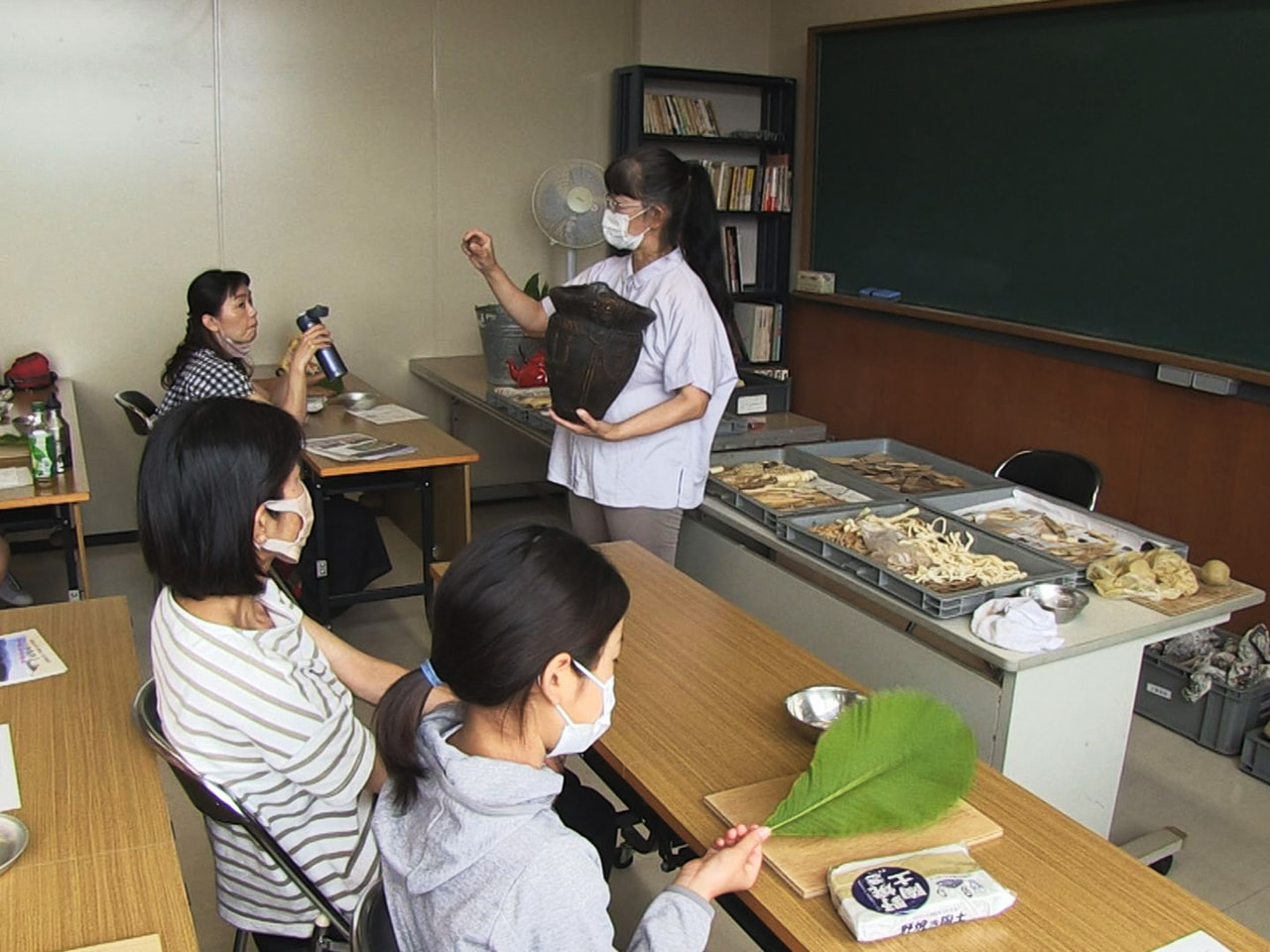 子どもたちに縄文時代の暮らしや技術を学んでもらおうと高山市で23日、縄文土器をつ...