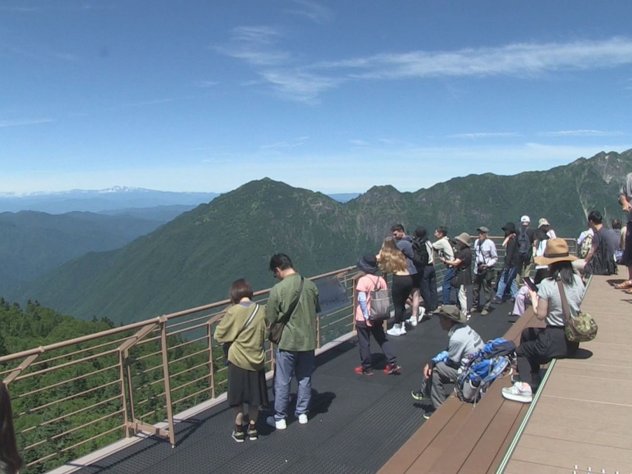 高山市奥飛騨温泉郷の新穂高ロープウェイの山頂駅「西穂高口駅」の屋上展望台がリニュ...