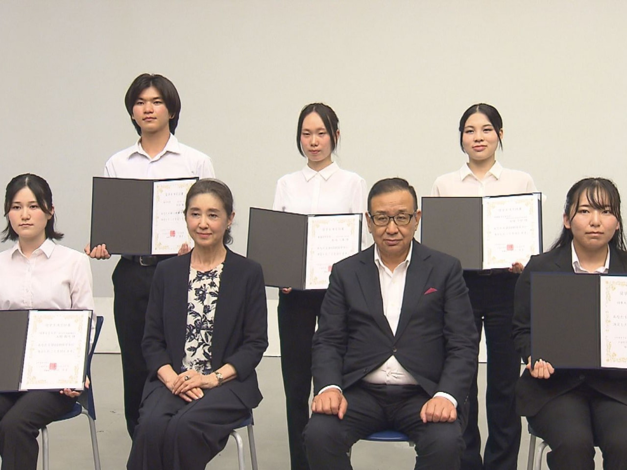 県内の大学に通う学生を対象にした岐阜杉山記念財団の今年度の奨学生が決まり、決定証...