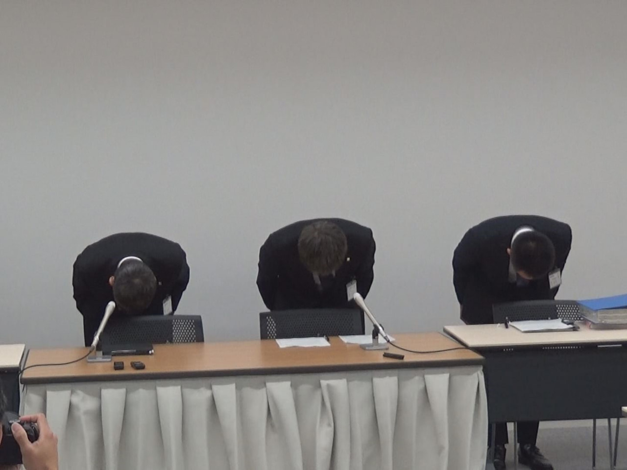県は２４日、高校の学校後援会の定期預金を不正に解約し、横領した男性教諭を懲戒免職...
