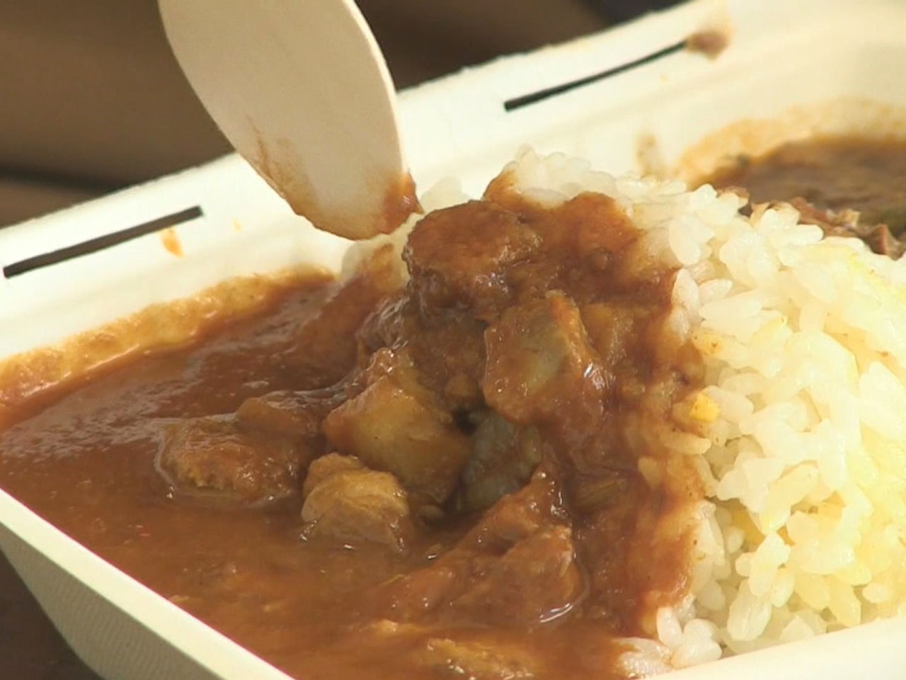 下呂市は、馬瀬川で駆除された特定外来魚「コクチバス」を活用したカレーライスの試験...