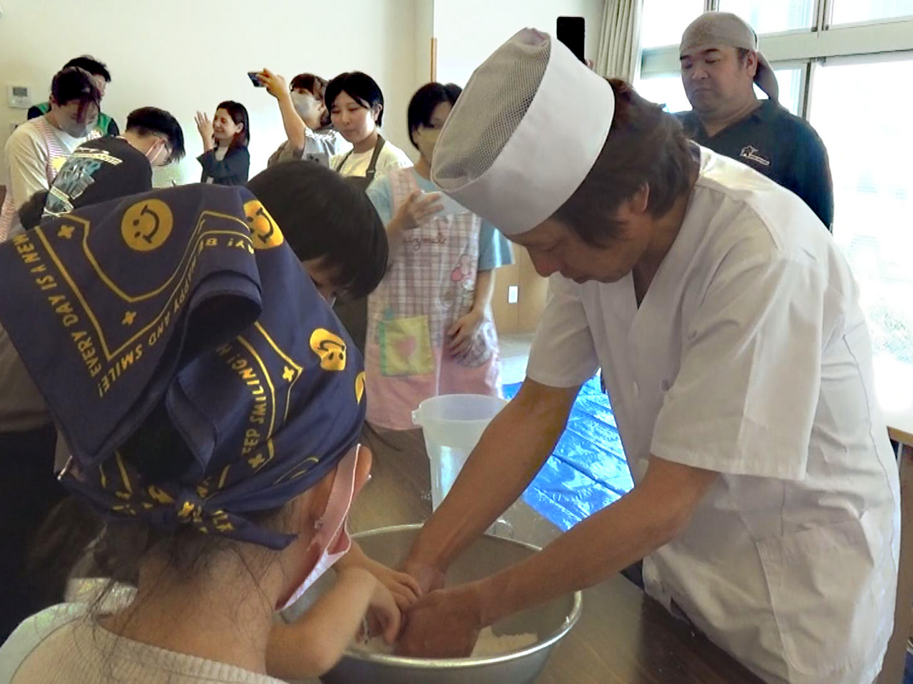 岐阜市の養護施設に入所する子どもたちが26日、うどん作りに挑戦しました。 これは...