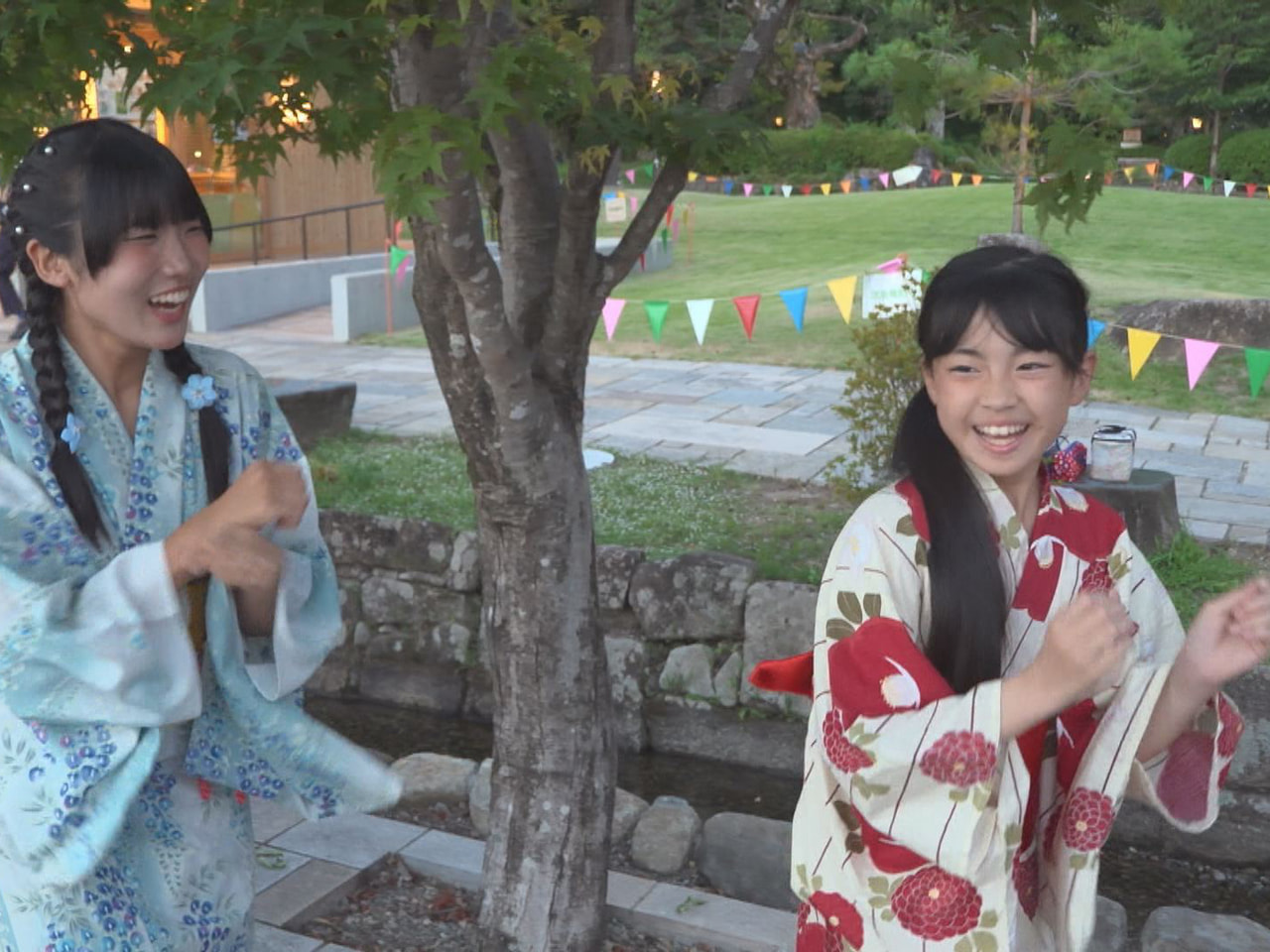 岐阜市の岐阜公園の岐阜城楽市で、盆踊り大会が開かれ、来園者らは岐阜に伝わる踊りを...