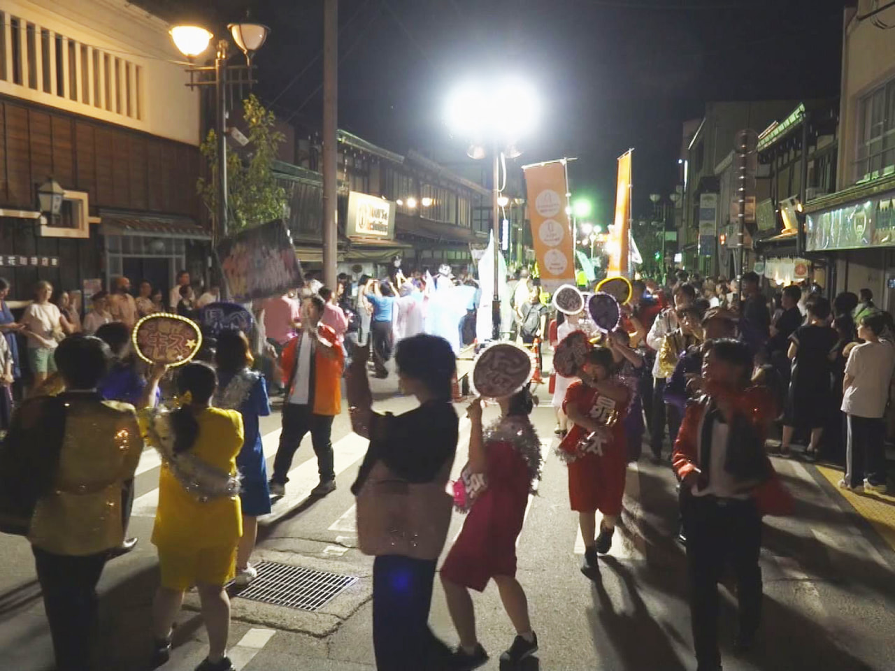 飛騨高山の夏の風物詩「ちょけらまいか大仮装 盆踊り大会」が、高山市の中心市街地で...