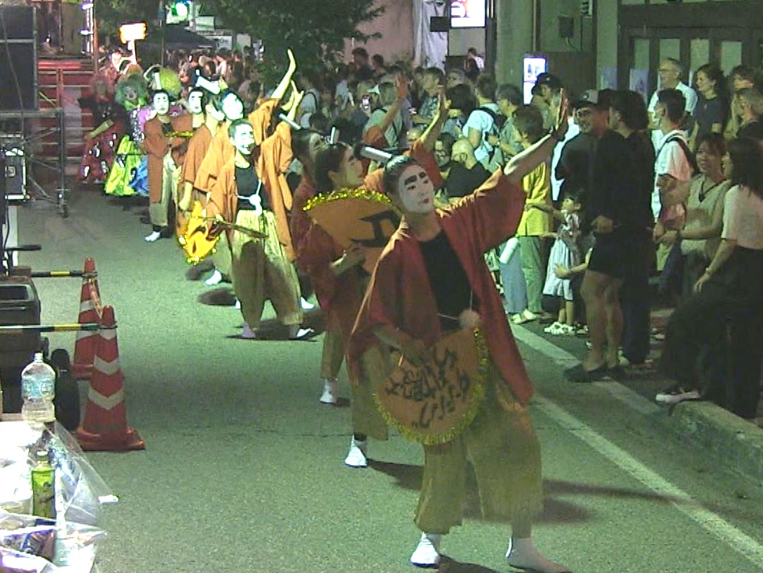 飛騨高山の夏の風物詩「ちょけらまいか大仮装 盆踊り大会」が、岐阜県高山市の中心市...