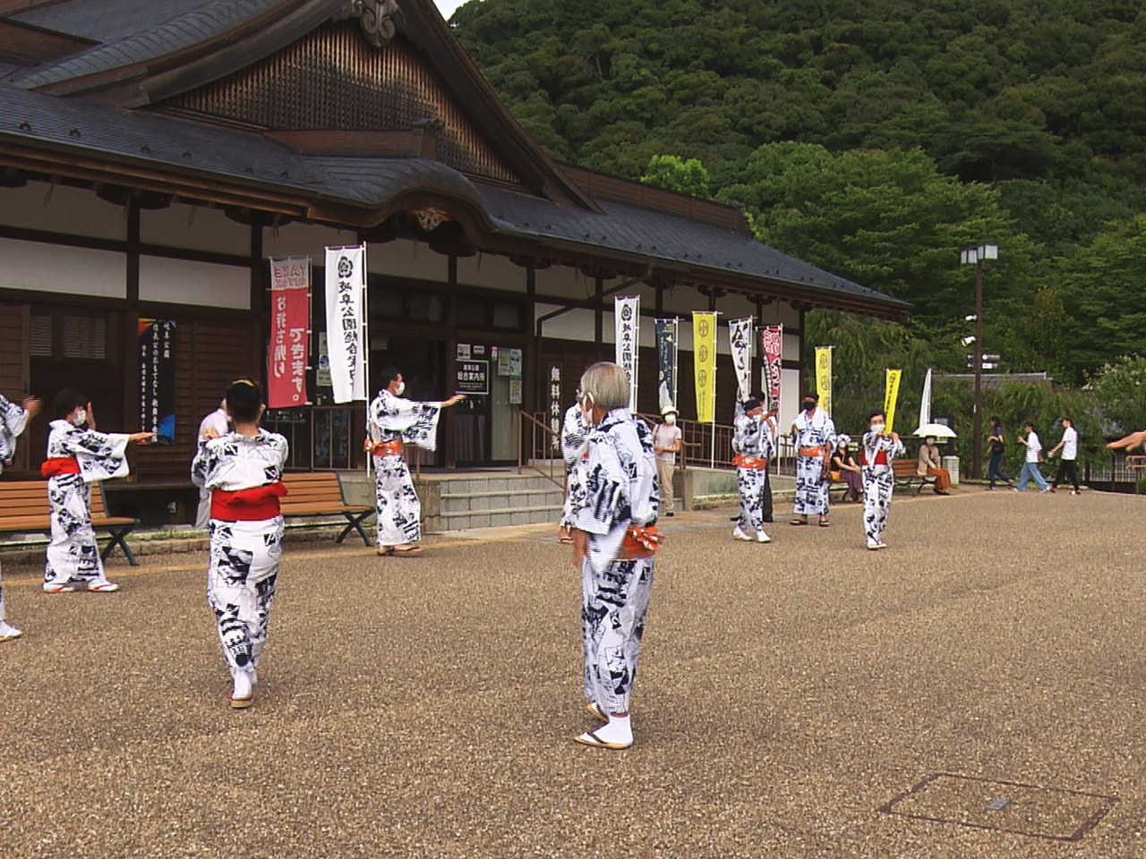 金華山のふもとの岐阜公園で31日、地域住民が踊りを披露して訪れた人たちをもてなし...