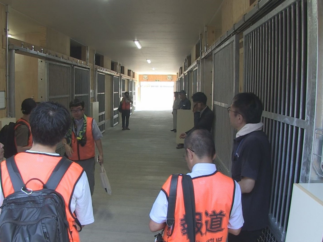 笠松競馬場を運営する県地方競馬組合は、円滑な競馬場を運営するためJRA交流厩舎検...