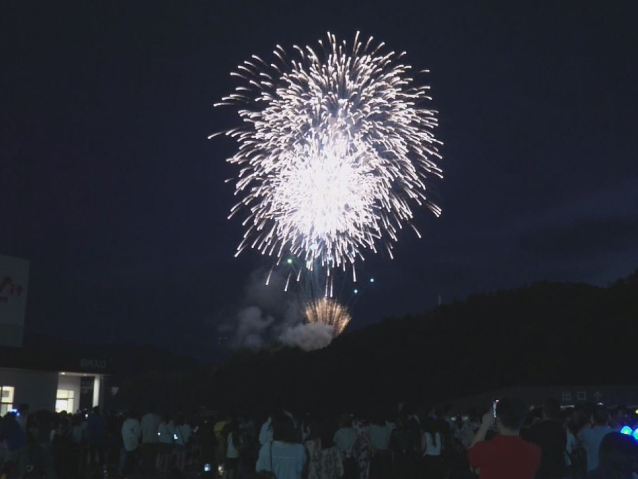 飛騨高山の夏の夜を彩る伝統の花火大会が開催され、色鮮やかな花火が市民や観光客を魅...