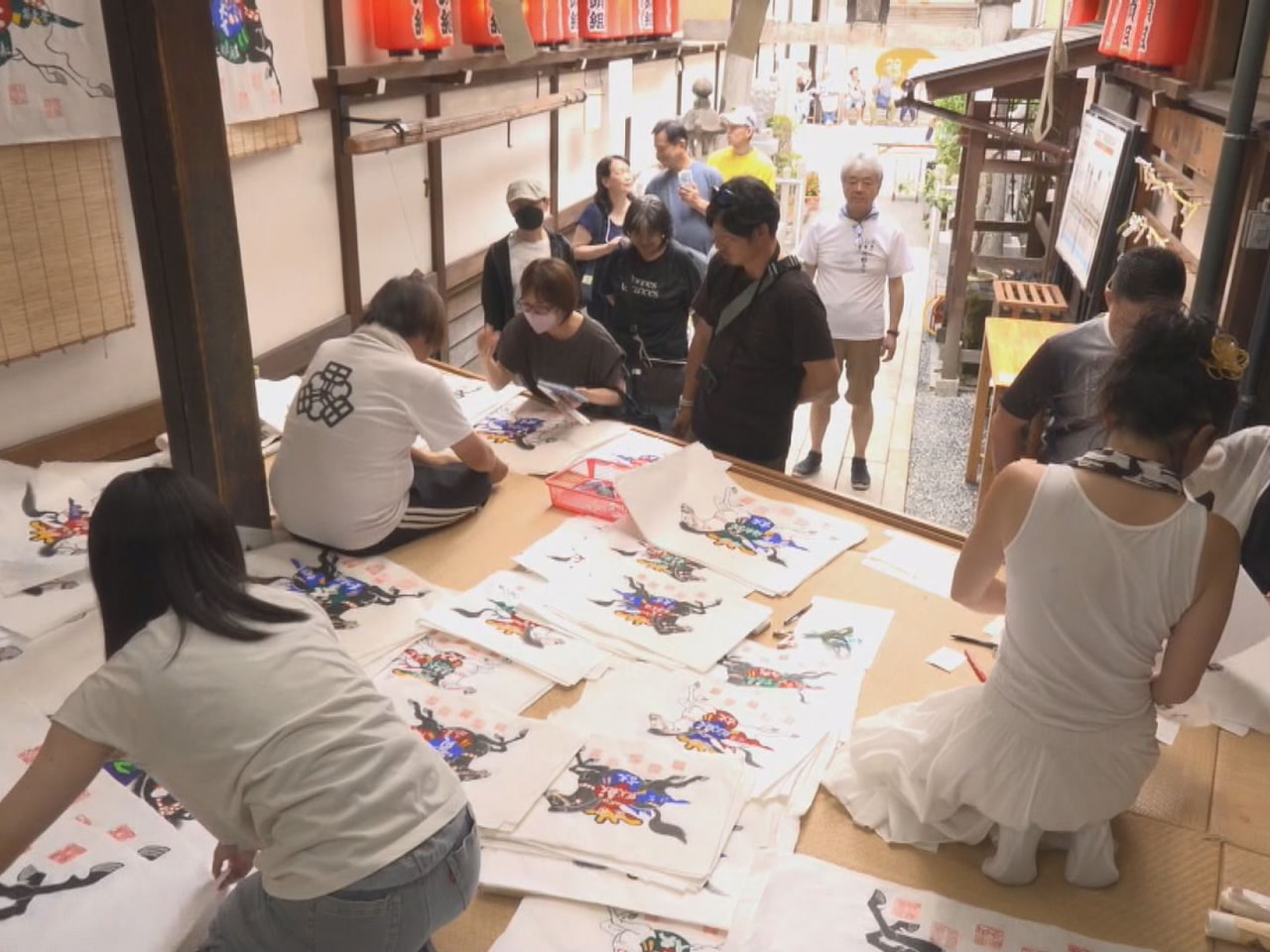 飛騨高山の夏の風物詩、山桜神社の馬頭絵馬市」が始まり、紙絵馬を買い求める参拝客ら...