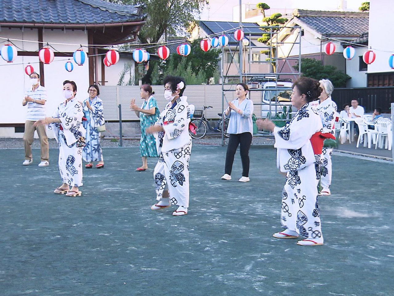 岐阜市の本願寺岐阜別院で5日、4年ぶりに盆踊りが開かれ、地域の人たちで盛り上がり...