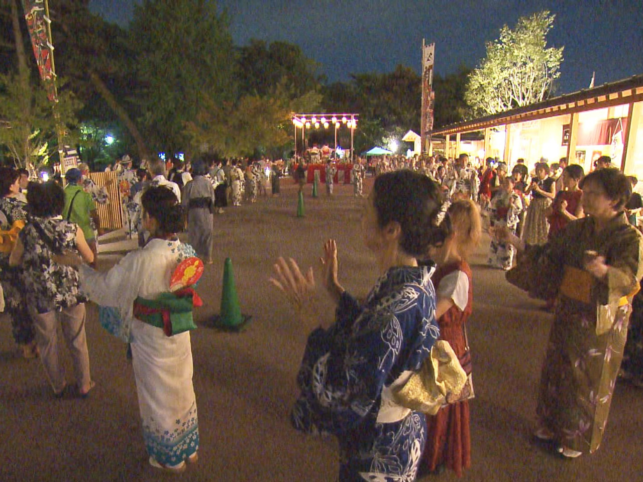 岐阜城のふもとにことし４月にオープンした岐阜公園の岐阜城楽市で盆踊り大会が開かれ...