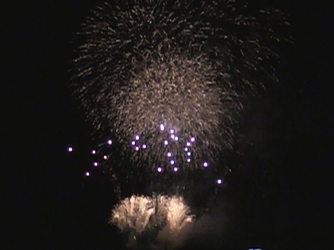 高山市の夏を彩る飛騨高山市民花火大会が5日、市中心部で行われ、色鮮やかな光の輪が...