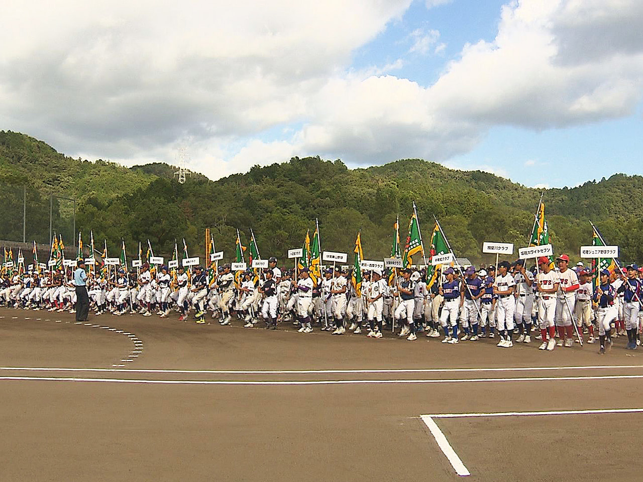 県内の学童野球の頂点を決める大会の開会式が6日、岐阜市の野球場で行われました。 ...