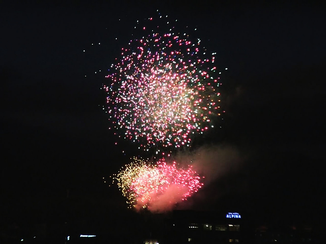 飛騨高山の夏を彩る伝統の花火大会が６日夜開催され３年ぶりに大輪の花が夜空を彩りま...