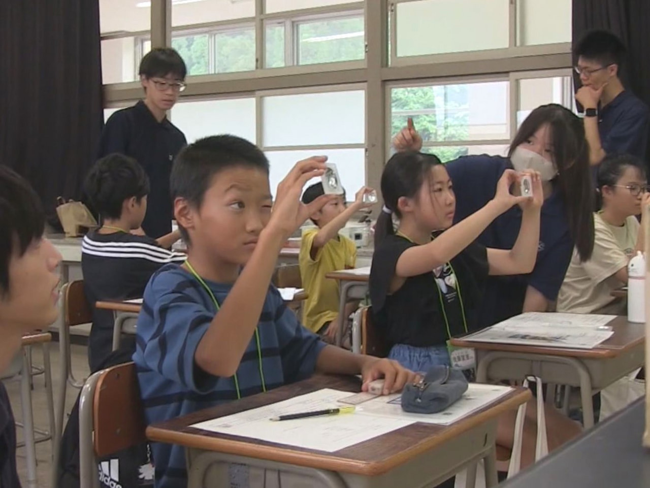 飛騨市の県立吉城高校で、夏休み恒例の「サイエンス教室」が開かれ、高校生たちが地元...