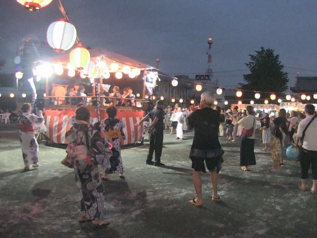 岐阜市の本願寺岐阜別院で西別院盆踊りが開かれ、地域の住民ら約２０００人が踊りや夜...