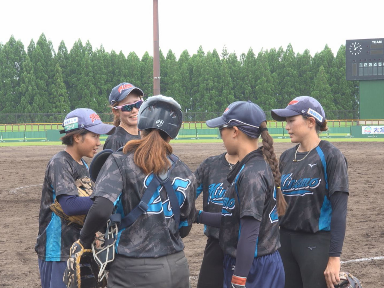 女子ソフトボール ＪＤリーグの大垣ミナモは、９月から再開する後半戦に向け、郡上市...