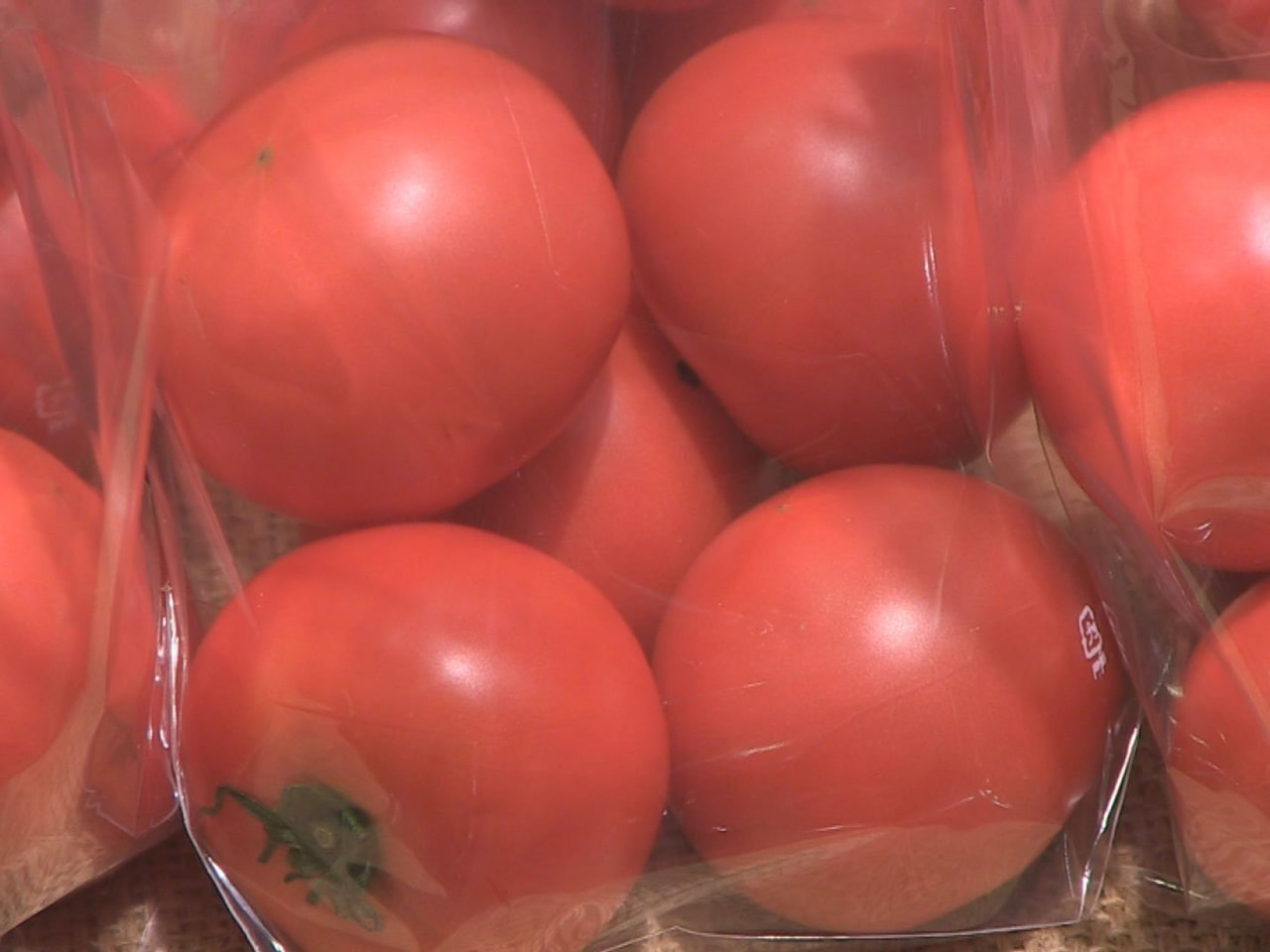 絶品トマトで暑い夏を乗り切ろうと、岐阜市の青果店で８日、「夏トマトの日フェア」が...