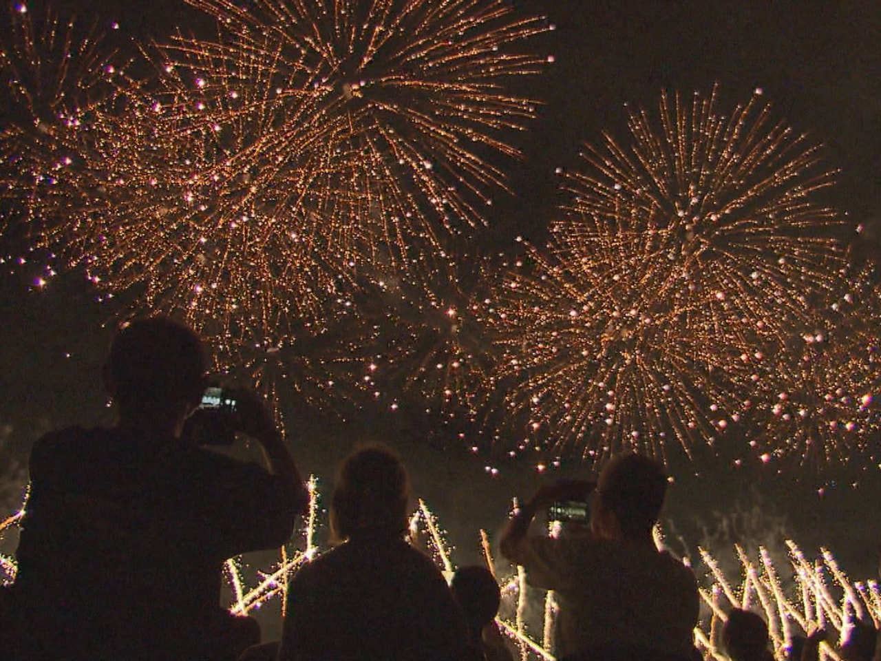 第４回ぎふ長良川花火大会が８日、岐阜市の長良川河畔で開かれ、約１万発の花火が観衆...