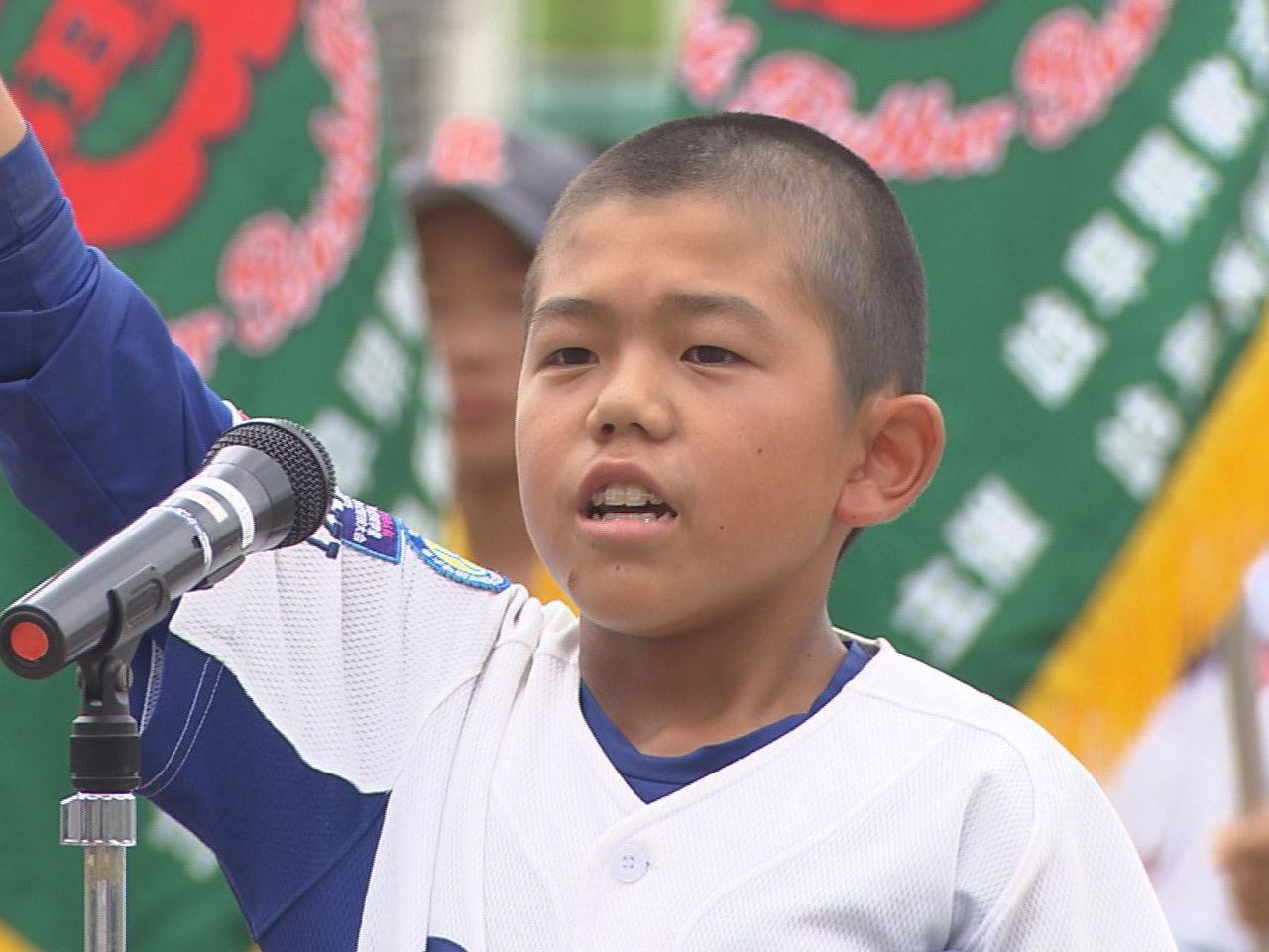 ろうきん杯県学童軟式野球大会が開幕し、開会式では地区予選を勝ち抜いた出場チームが...