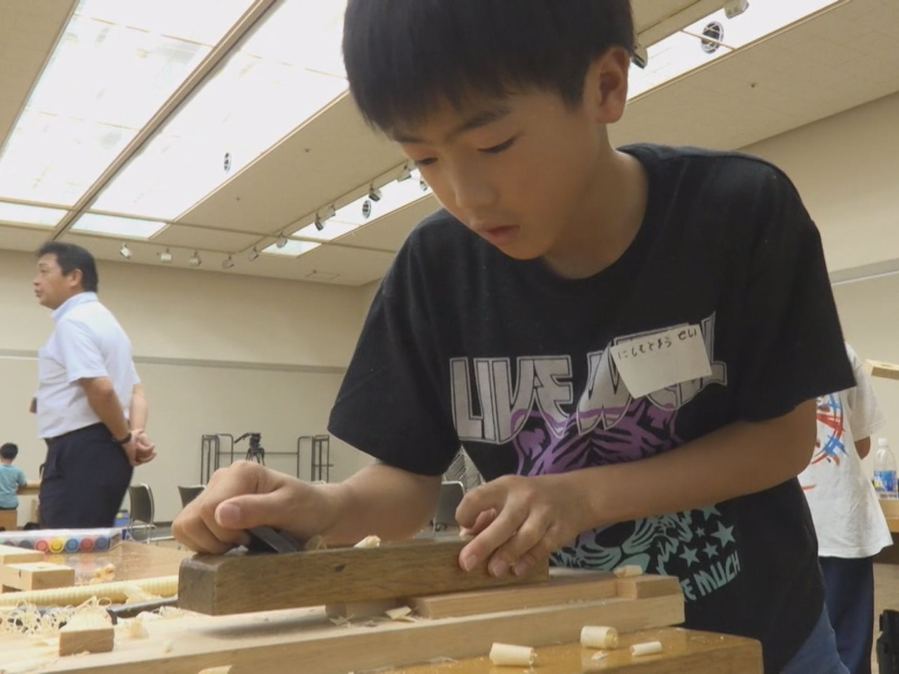 高山市で夏休みの小中学生を対象にした木工体験教室が開かれ、地元の子どもたちが飛騨...