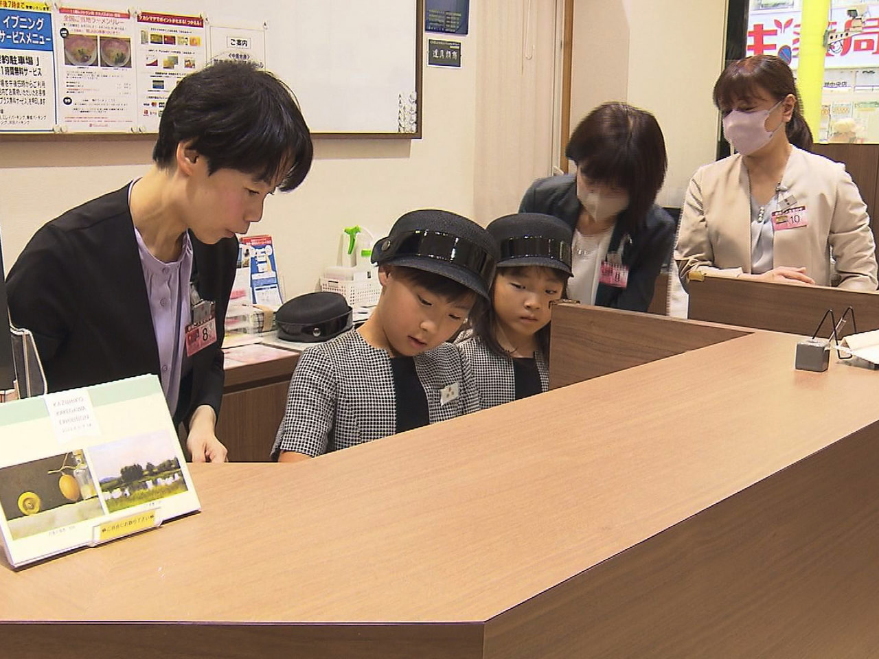 夏休み中の子どもたちに百貨店の仕事を体験してもらう催しが12日、岐阜髙島屋で開か...