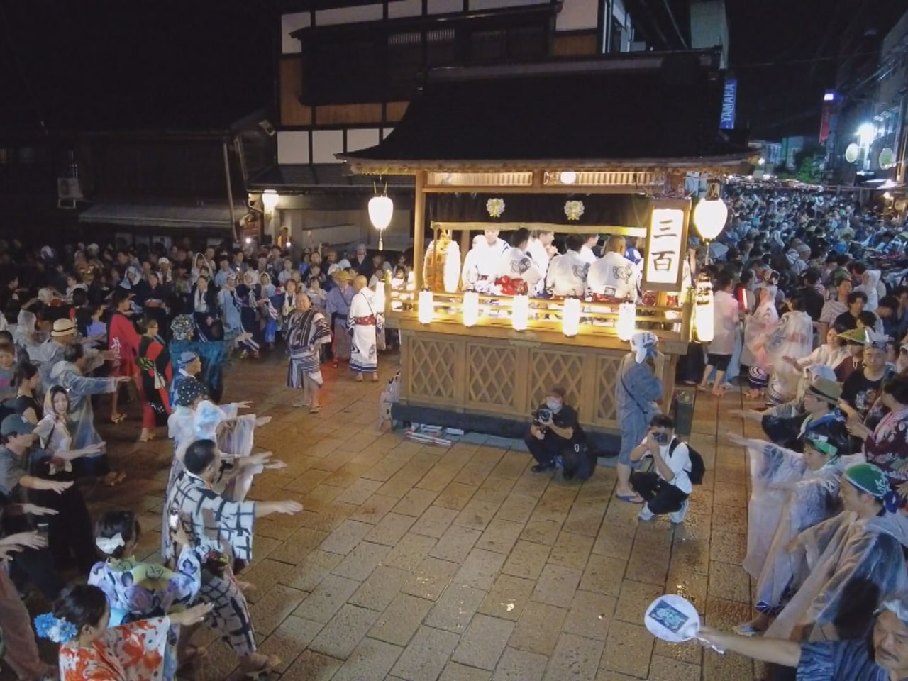 郡上市八幡町の夏の風物詩 郡上おどりの「徹夜おどり」が１３日から始まり、全国から...