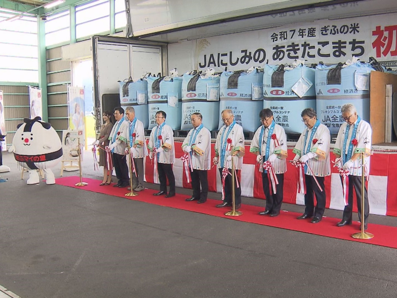 米の価格の高止まりが続く中、県内産米で出荷が最も早い「あきたこまち」のことしの初...