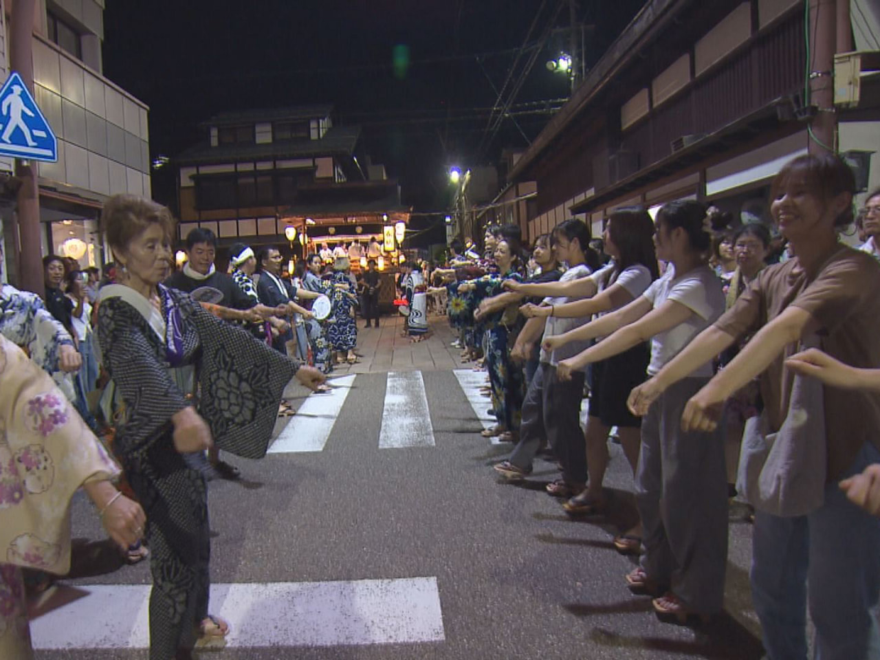 熱い夏の夜がことしも始まりましたー。郡上市八幡町でお盆の夜を夜明けまで踊り明かす...