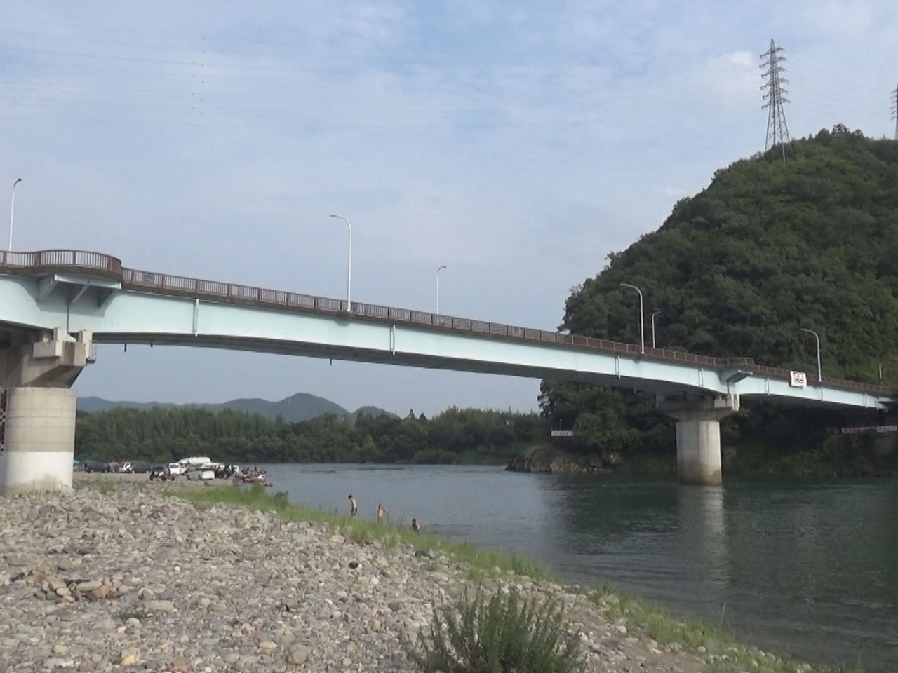 15日午後、岐阜市の長良川で泳いでいた外国籍の男性が溺れ、一時、意識不明の重体に...