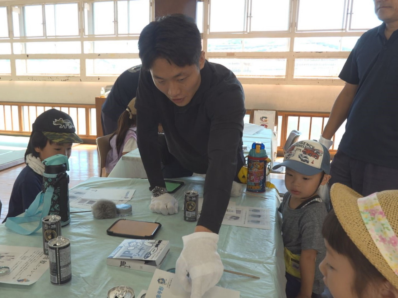 夏休み中の子どもたちが警察署で働く家族の姿を見学する「子どもの職場見学」が、１８...