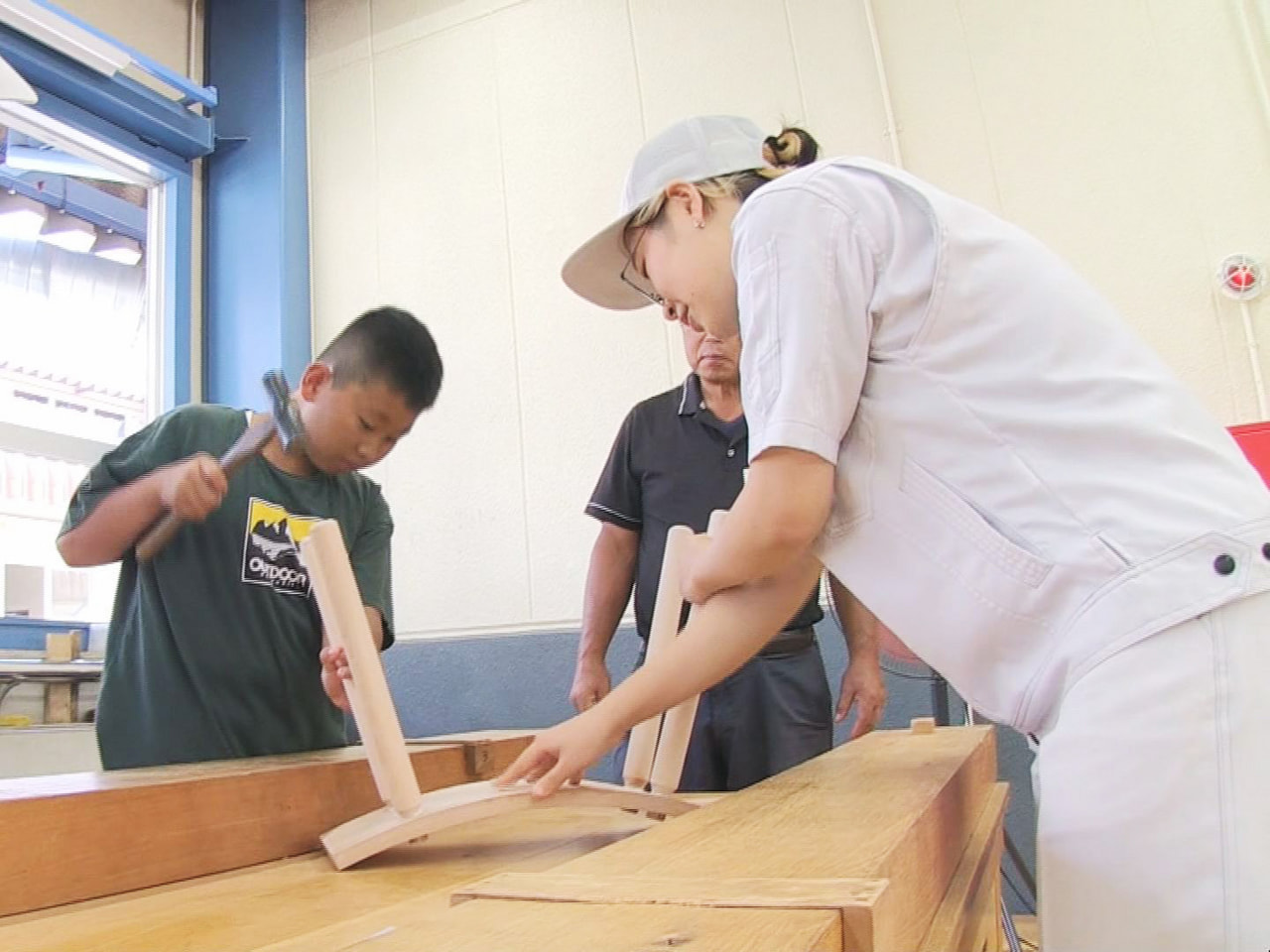 高山市の県立木工芸術スクールで１９日、夏休み中の親子を対象にした木工体験教室が開...