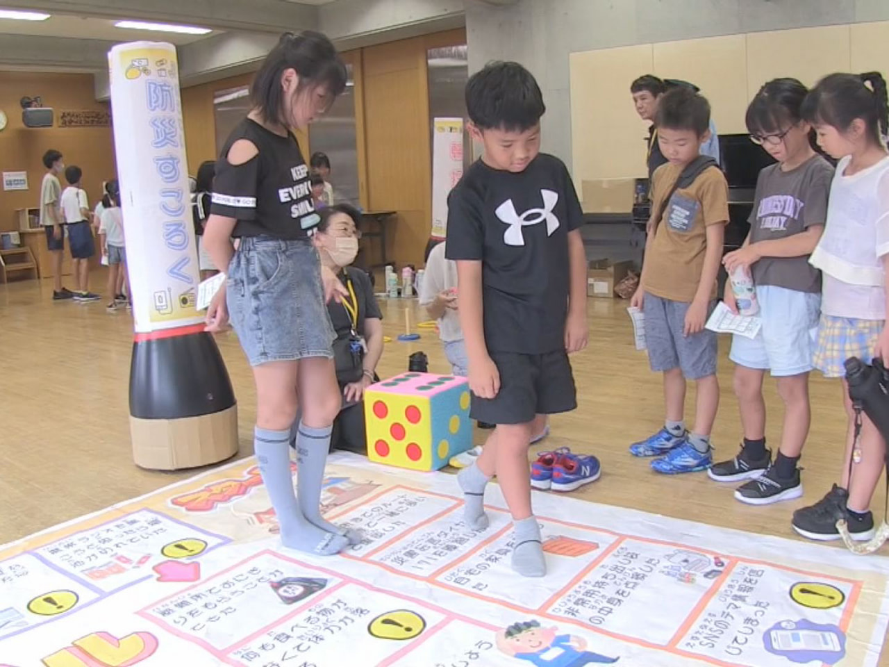 高山市の小学校で、子どもたちが遊びながら楽しく防災を学ぶ「防災縁日」が開催されま...