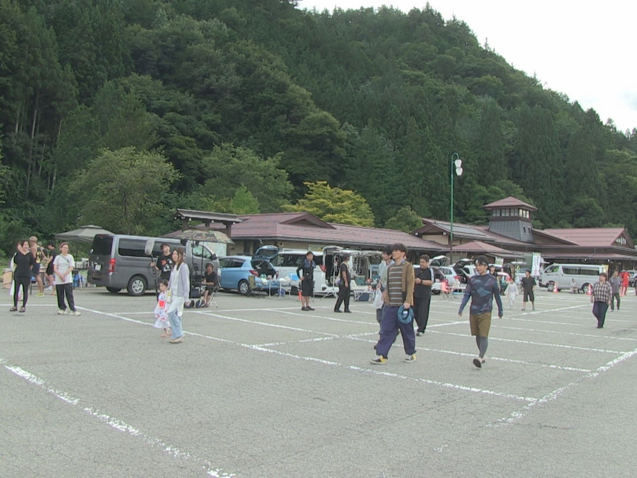 飛騨地域で１年を通して撮影される映画『仏師』の夏編のロケが高山市の「道の駅」で行...
