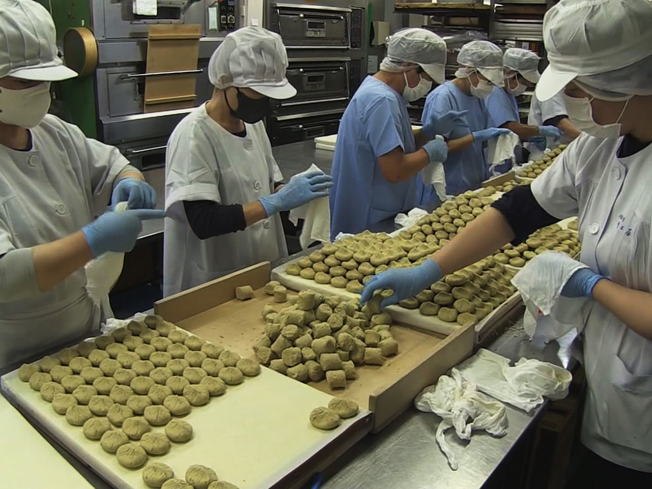 残暑が厳しい日が続いていますが、秋の味覚「栗きんとん」の今シーズンの製造が25日...