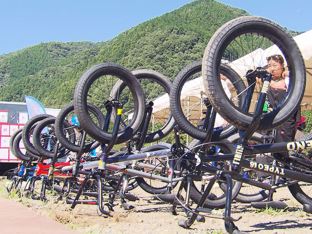 自転車BMX競技のショーなどが楽しめるイベントが26日、本巣市で開かれ国内を代表...