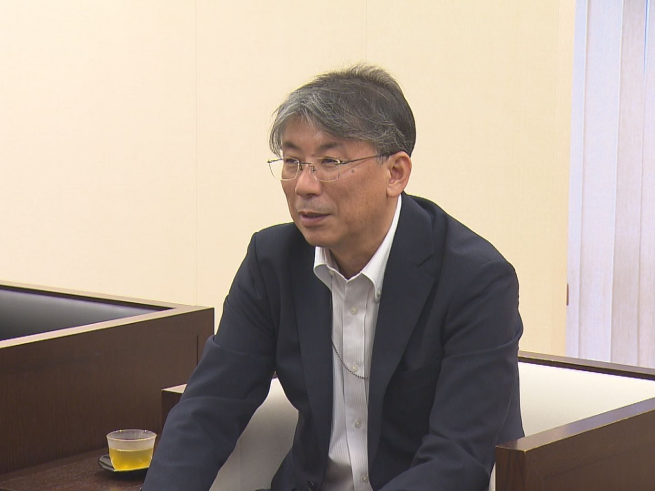 岐阜県警の本部長に着任した山口寛峰さんが２０日、岐阜放送本社を訪れ、「県民のみな...