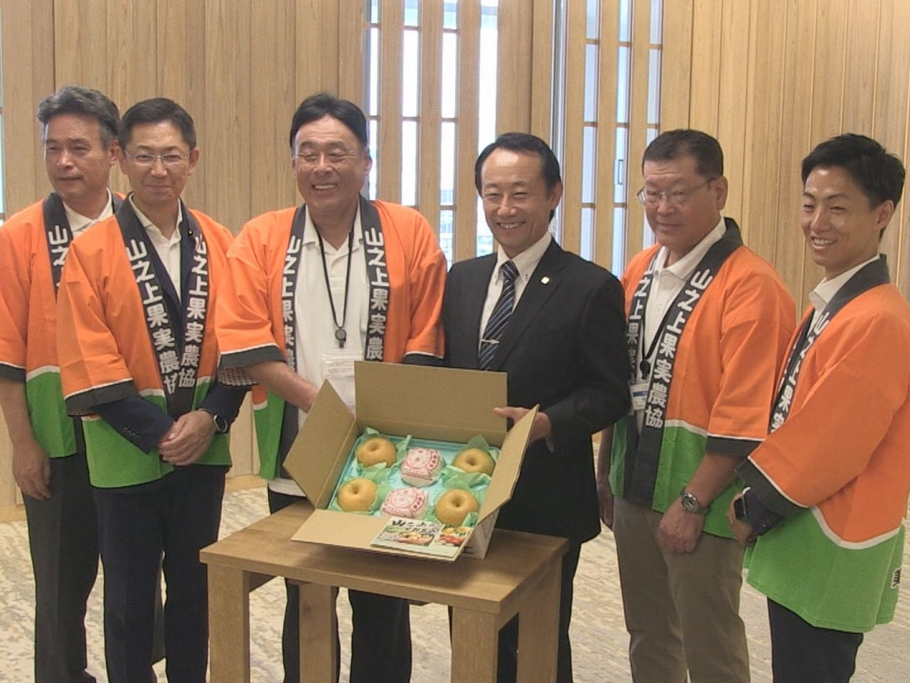 ナシの産地である美濃加茂市の山之上果実農業協同組合の組合長らが8月26日県庁を訪...