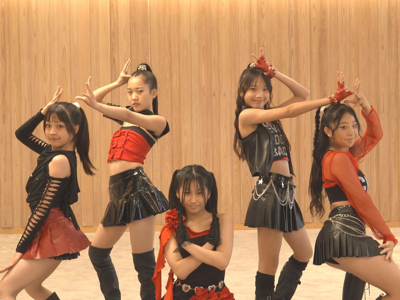 ことし３月に開かれたＫ-ＰＯＰダンスの全国大会で優勝した女子中学生５人が２７日、...