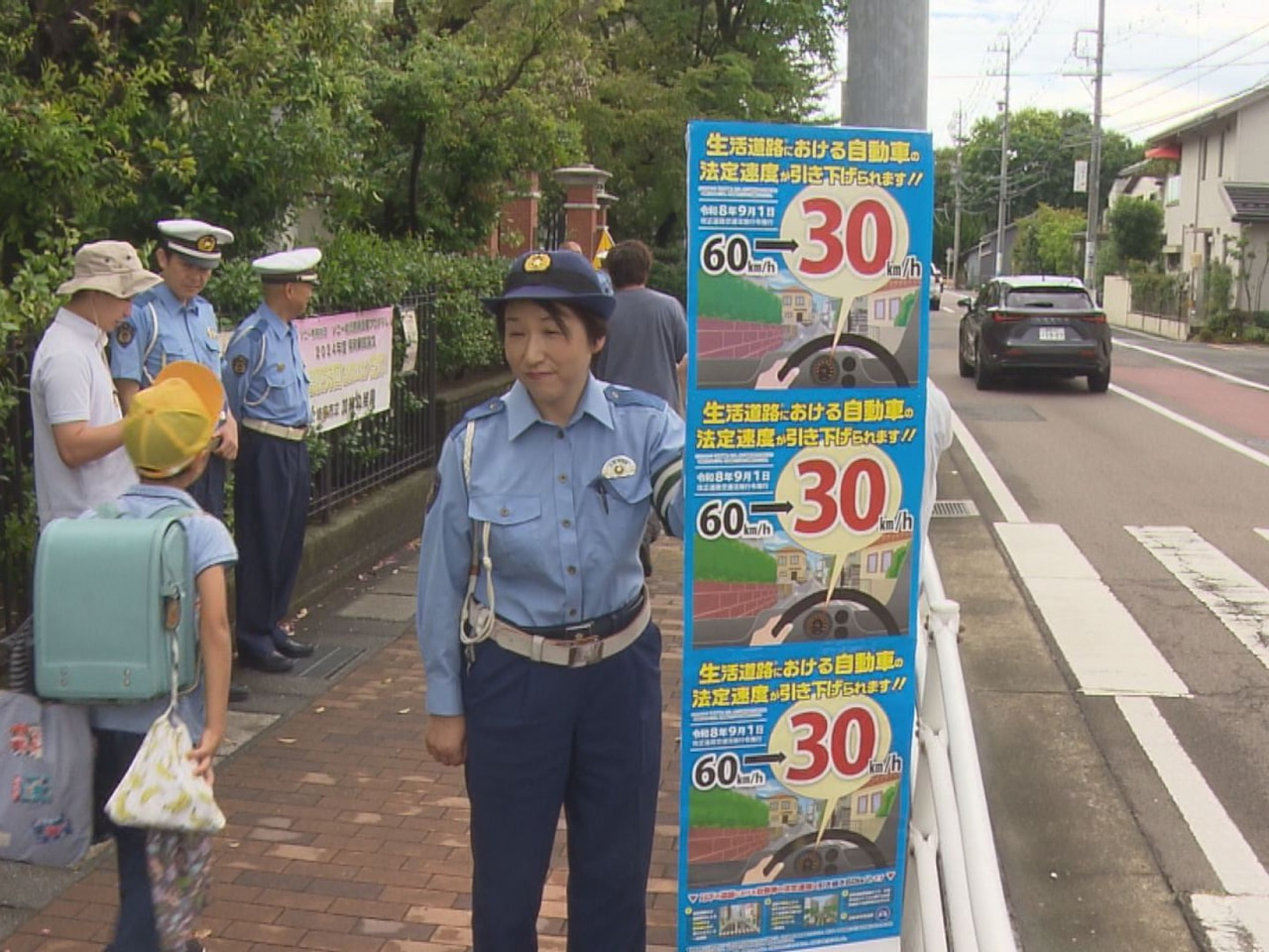 岐阜市内の小中学校の夏休みが明けて登校初日となった２８日、警察官らが通学路で見守...