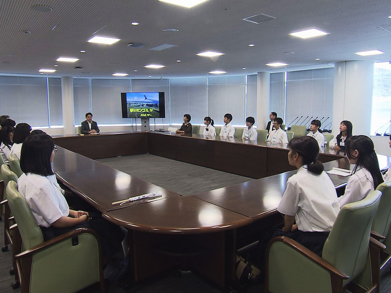 海外研修でモンゴルを訪問した岐阜市の中学生15人が29日、岐阜市役所を訪れ、柴橋...