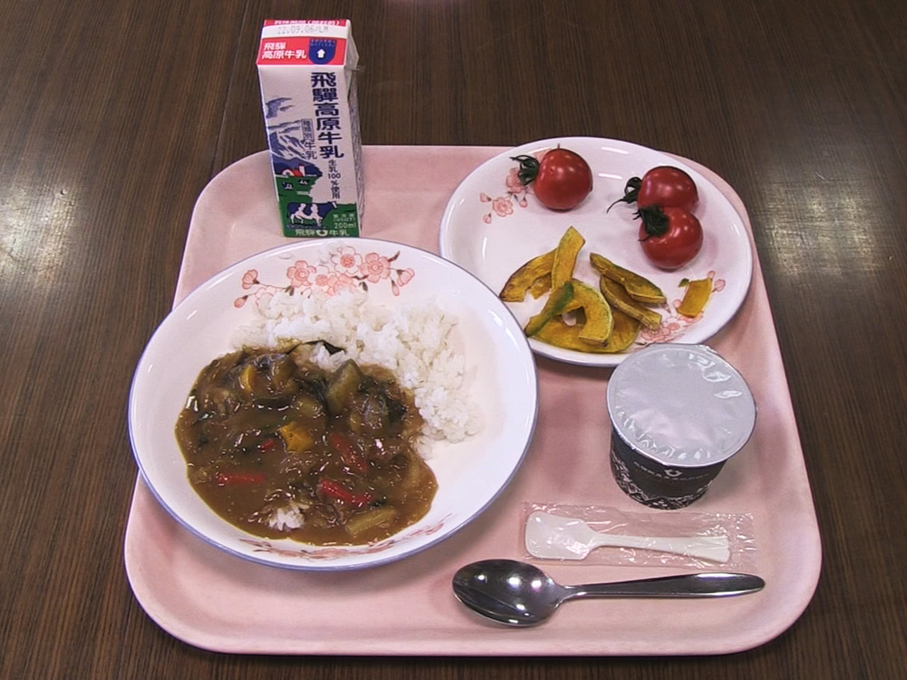 飛騨地域の農畜産物をふんだんに使った学校給食が、高山市の小中学校で提供されていま...