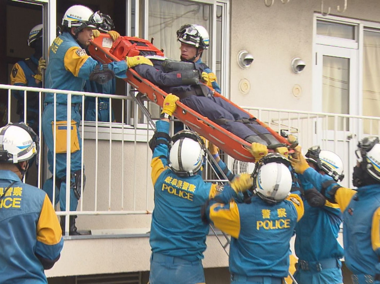 防災の日の１日、警察と消防、民間企業が合同で大規模地震を想定した災害救助訓練を各...