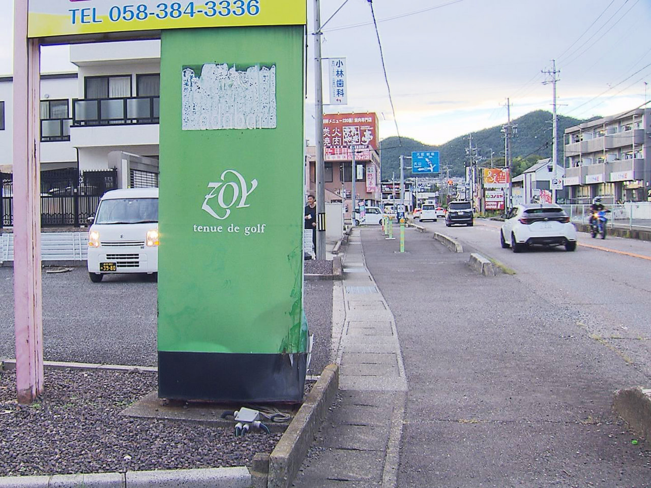31日、各務原市の県道で女性(59)が運転する軽乗用車が縁石に乗り上げ、道路脇の...