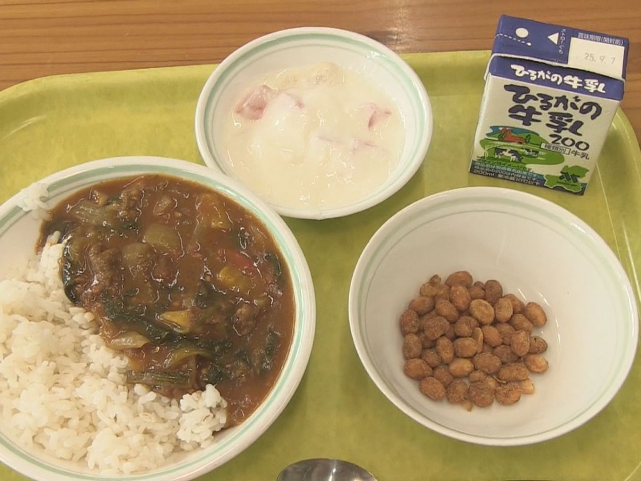 高山市の小学校で、飛騨産の夏野菜や飛騨牛を使った給食が提供されました。 高山市の...